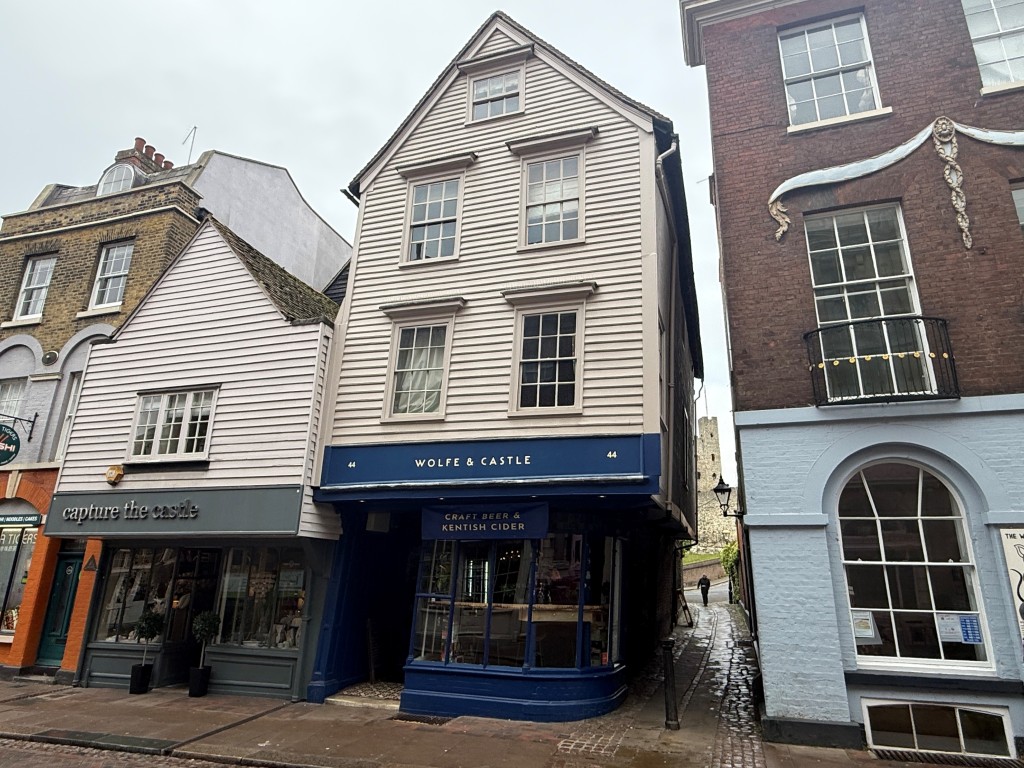 Lot: 73 - COMMERCIAL INVESTMENT IN HISTORIC TOWN CENTRE - Front of property